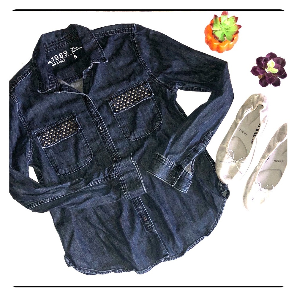 Gap women’s denim shirt with grommets sz s